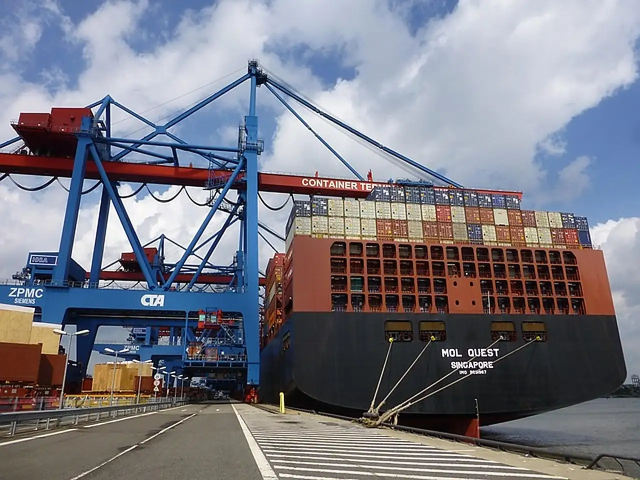 Cảng container phục vụ hoạt động xuất khẩu của doanh nghiệp Việt Nam